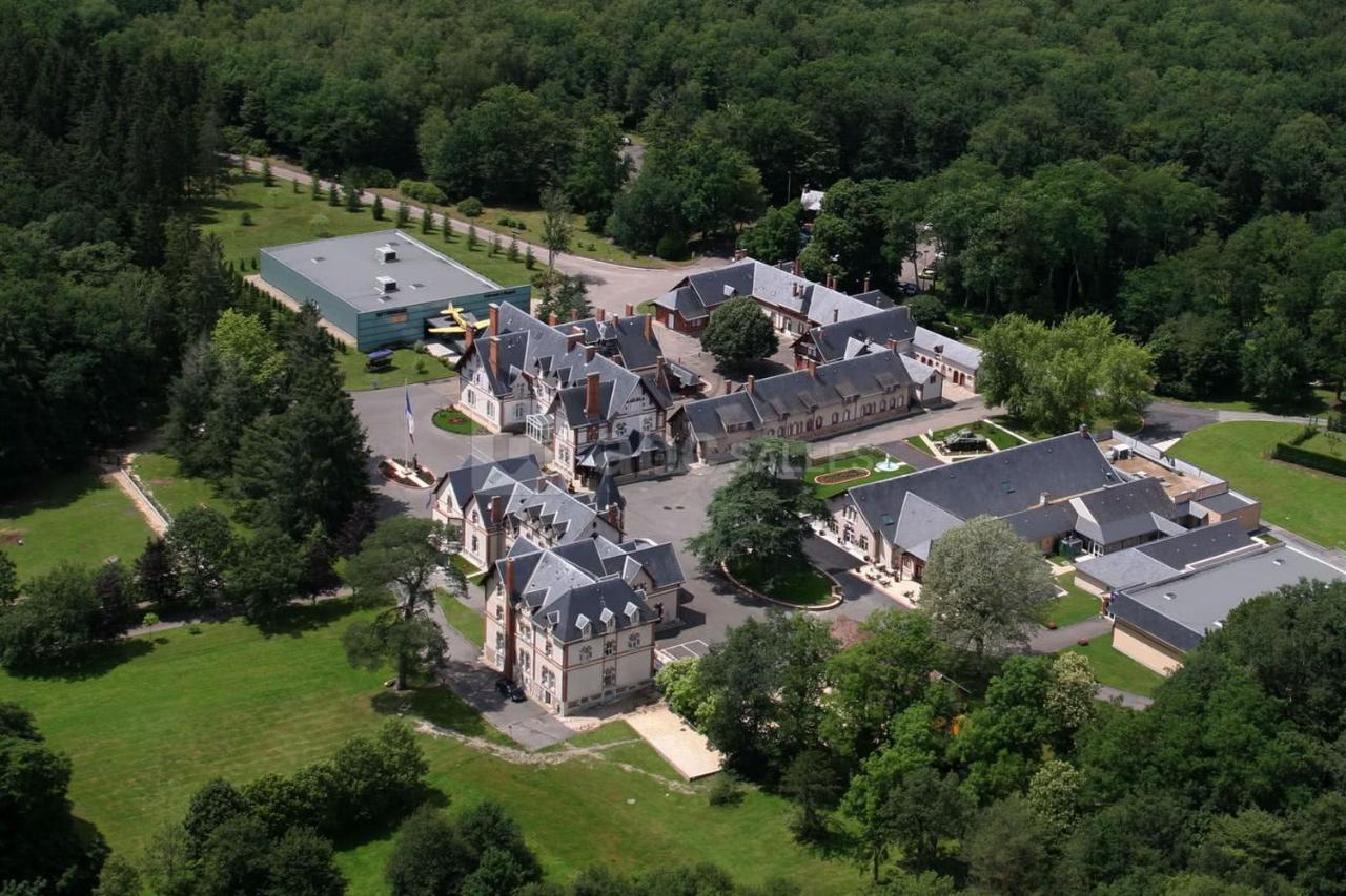 Hotel-Restaurant Domaine De La Grande Garenne Neuvy-sur-Barangeon Esterno foto