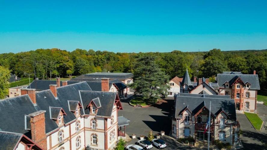 Hotel-Restaurant Domaine De La Grande Garenne Neuvy-sur-Barangeon Esterno foto