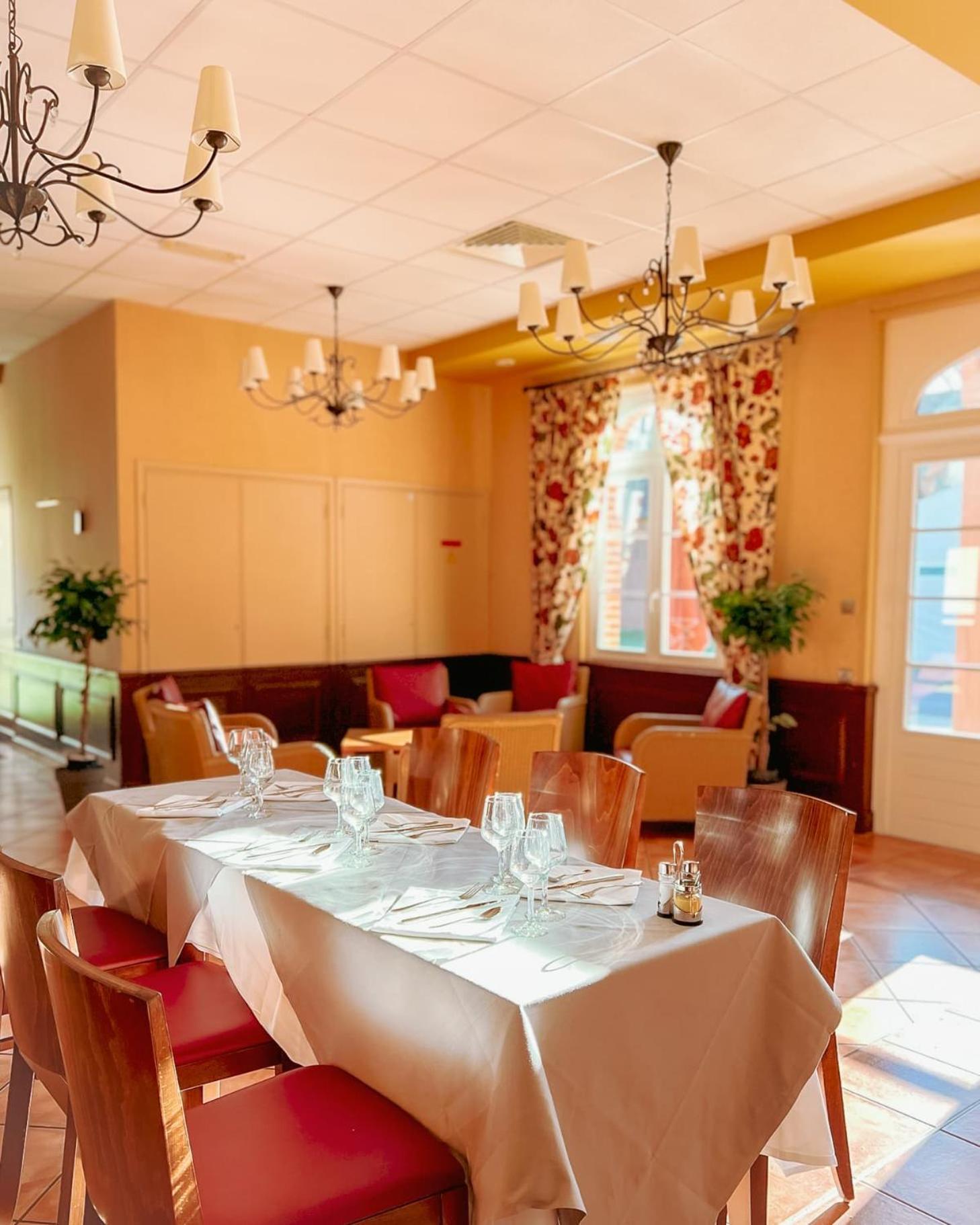 Hotel-Restaurant Domaine De La Grande Garenne Neuvy-sur-Barangeon Esterno foto
